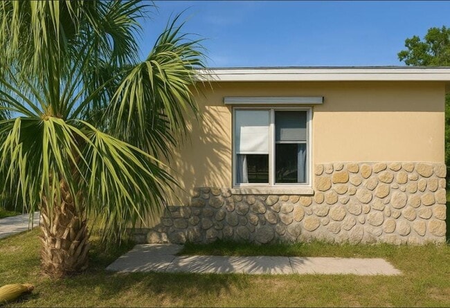 Building Photo - 5544 6th Ave