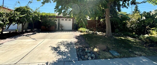 Building Photo - Adorable 3 bed 1.5 bath with bonus room bu...