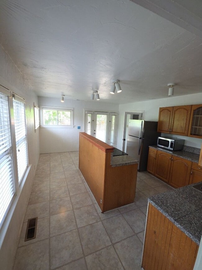 Foto del edificio - Central Lakeport 3-Bedroom Home