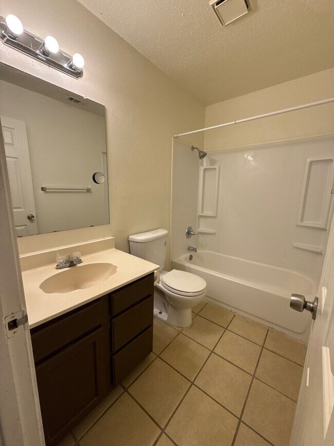 Foto del edificio - 8427 Dixon Ridge Dr
