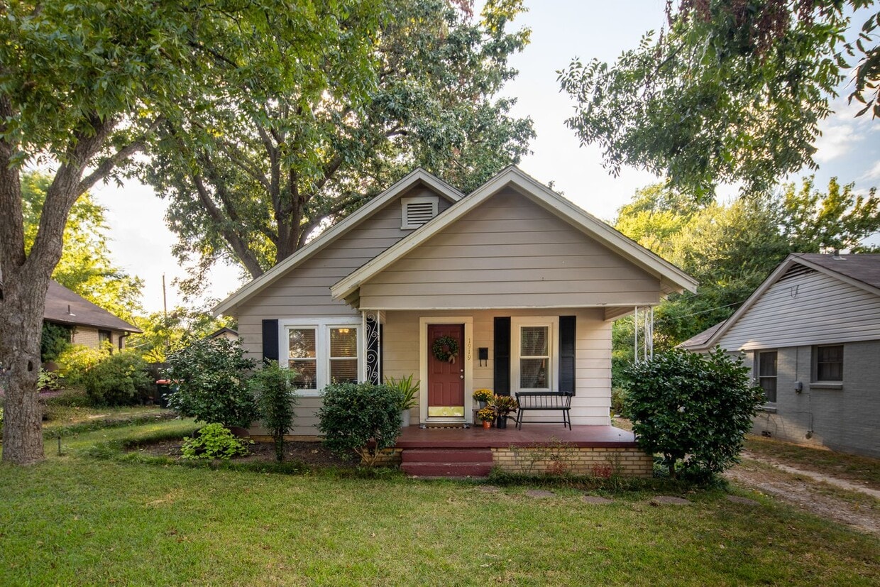Primary Photo - Charming 1930's Cottage Near Bergfeld Center!