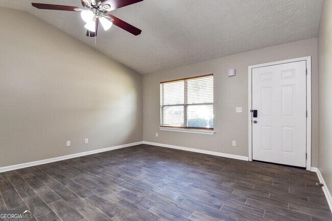 Foto del edificio - 8043 Trinity Park Dr