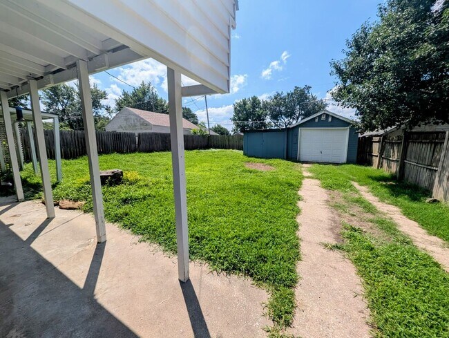 Foto del edificio - Remodeled 2-Bedroom, 1 Bath Home with Spacious Living Areas & Off-Street Parking