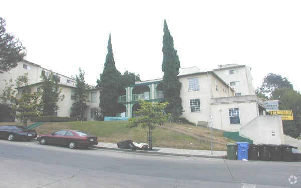Primary Photo - 10996-10998 W Roebling Ave