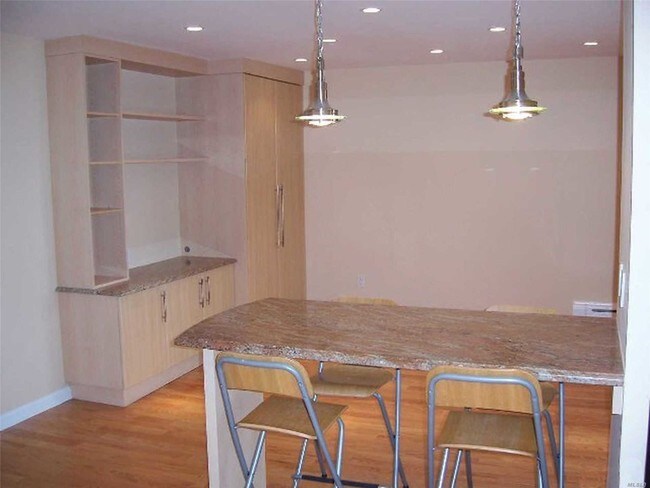 Building Photo - 10 Flower Hill Pl