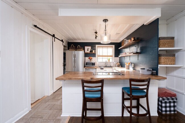 Building Photo - Updated 3-Bedroom Home with Fully Equipped Kitchen & Washer/Dryer in Great Neighborhood!