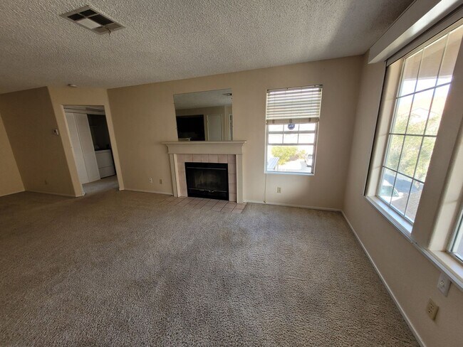 Building Photo - Upstairs 2bed condo Spring Mountain and Ft...