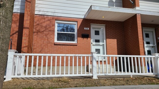 Building Photo - 770 Rosedale Ave