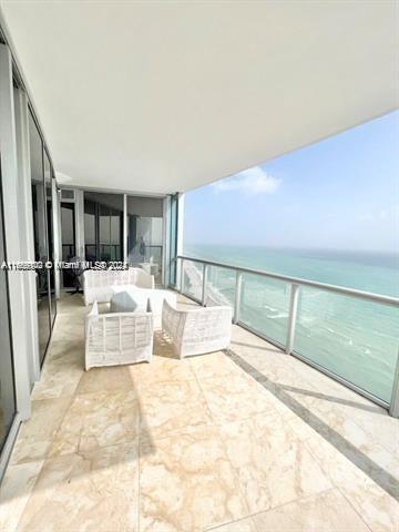 Foto principal - 17121 Collins Ave