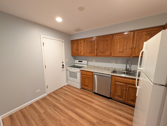 Building Photo - 2BR/2BA Condo – In-Unit Laundry, Fireplace & Parking