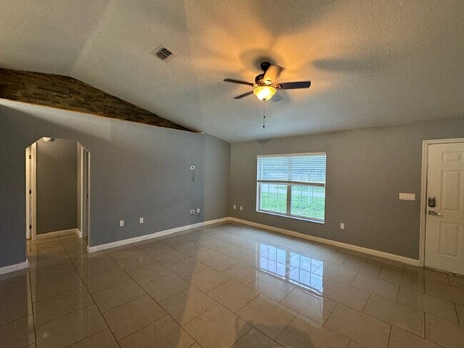 Foto del edificio - Beautifully Renovated Home In the Shores  3/2/2 **WON"T LAST**