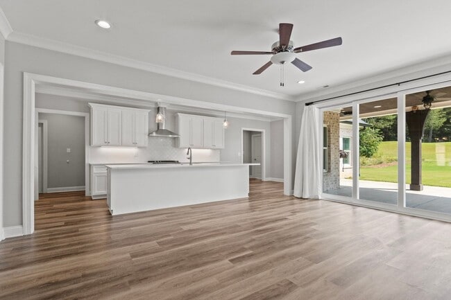 Building Photo - 4 Bed 3.5 Bath Home on the Golf Course