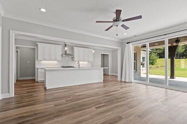 Foto del edificio - 4 Bed 3.5 Bath Home on the Golf Course