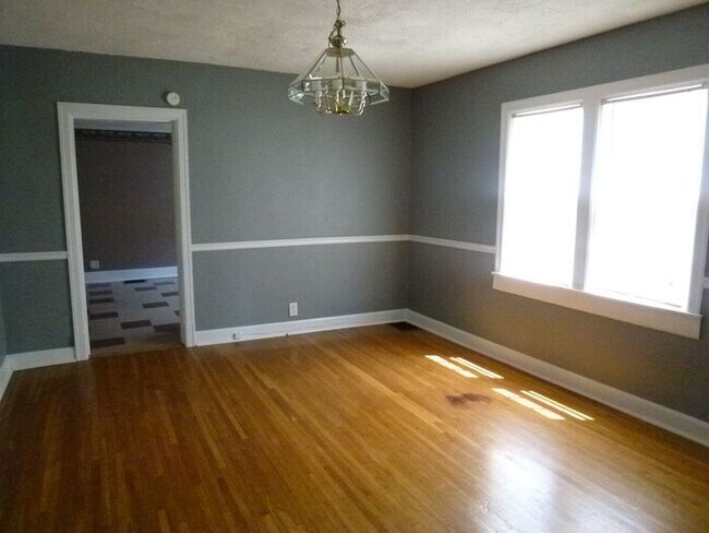 Building Photo - 2 Bedroom Home with Fenced Yard