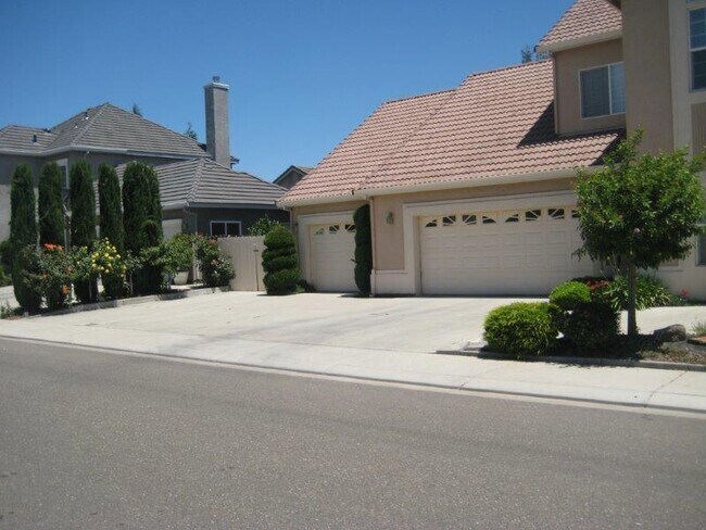 Foto del edificio - Large corner lot, 4 bedroom with Pool/Spa