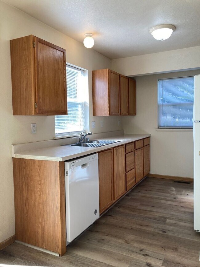 Foto del edificio - Bright & Convenient Townhouse Living!