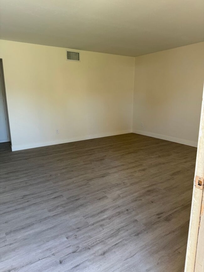 Foto del edificio - Fully Renovated 2 bedroom 1 Bath Condo