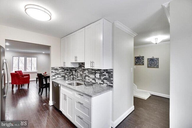 Foto del edificio - 2050 Forest Hill Ln