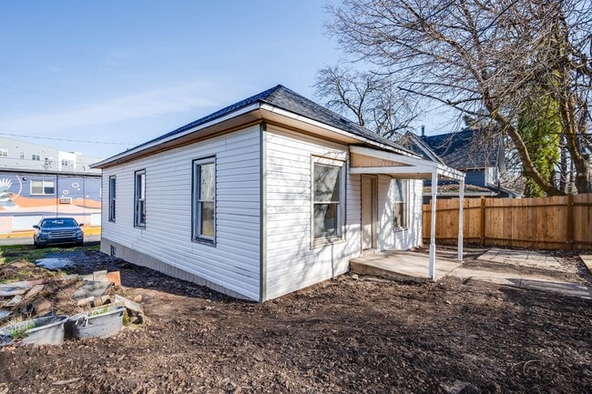 Building Photo - Remodeled 2 Bedroom Home Near WSU & Downto...