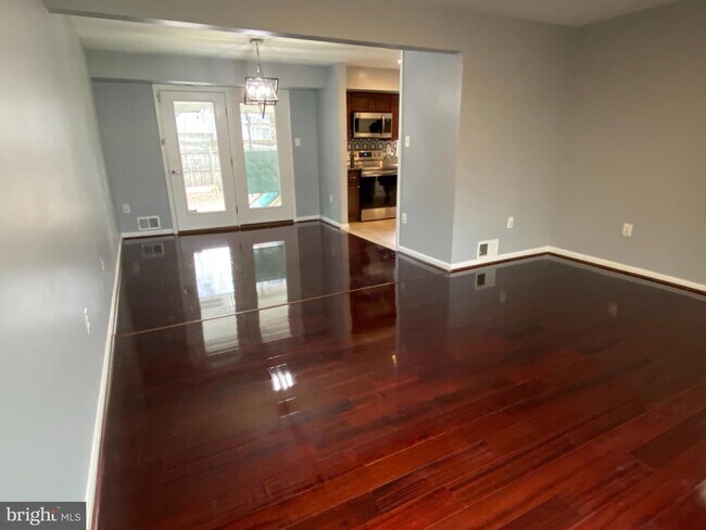 Building Photo - 6807 Iron Stove Ct