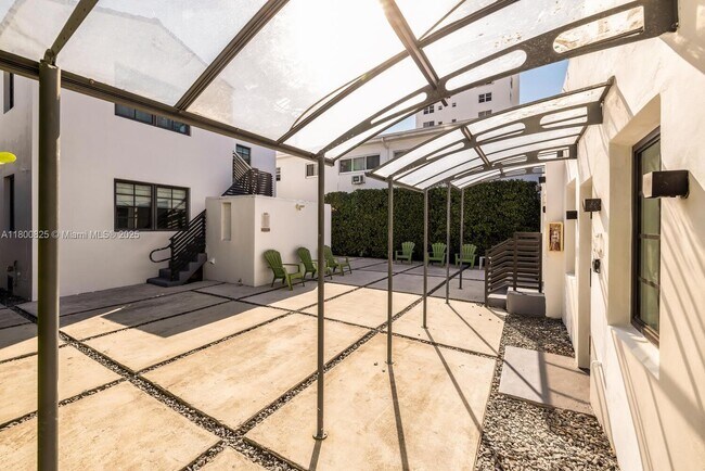 Foto del edificio - 7910 Byron Ave