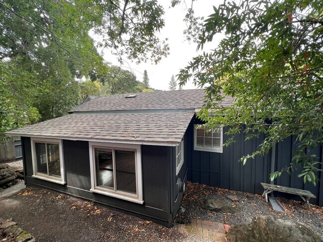 Foto del edificio - CHARMING STUDIO COTTAGE HOME WITH PRIVATE YARD