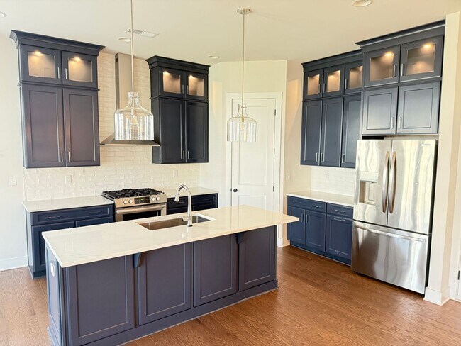 Building Photo - Spacious Modern End-Unit Davidson Townhome - Lake Davidson Access