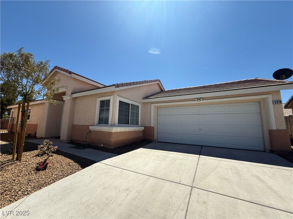 Foto principal - 5316 Creeping Ivy Ct