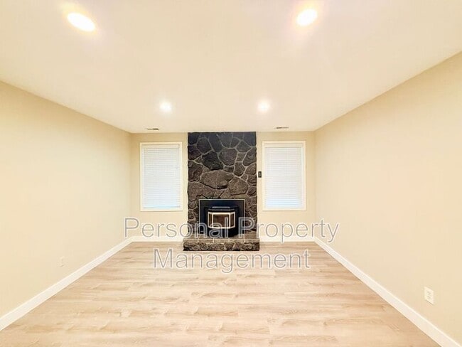 Building Photo - 9411 NE Pinecreek St
