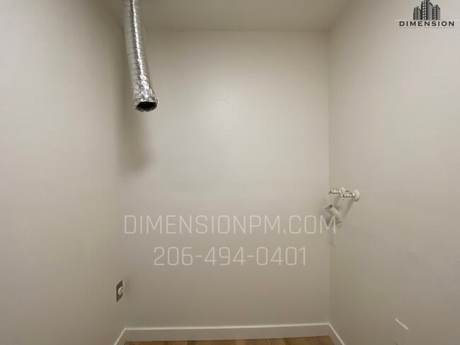 Building Photo - 2412 Poplar St SE