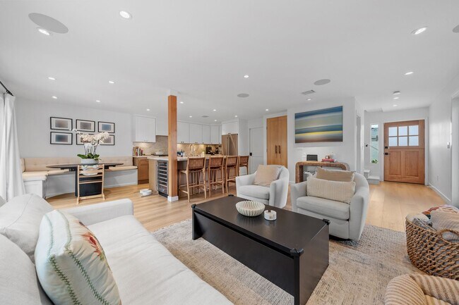 Building Photo - 253 Calle De Madera