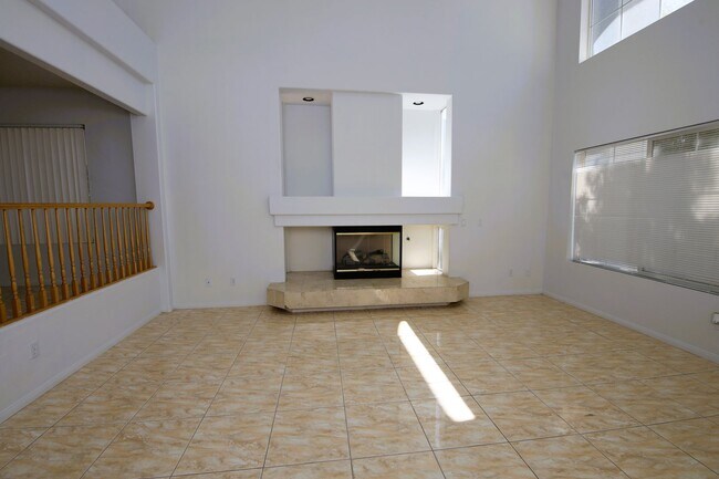 Building Photo - HUGE LOFT + 5 BEDROOMS IN SE