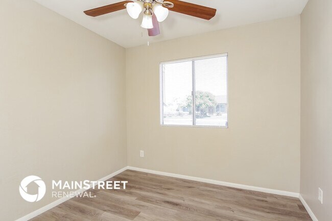 Building Photo - 510 N Tercera Ave