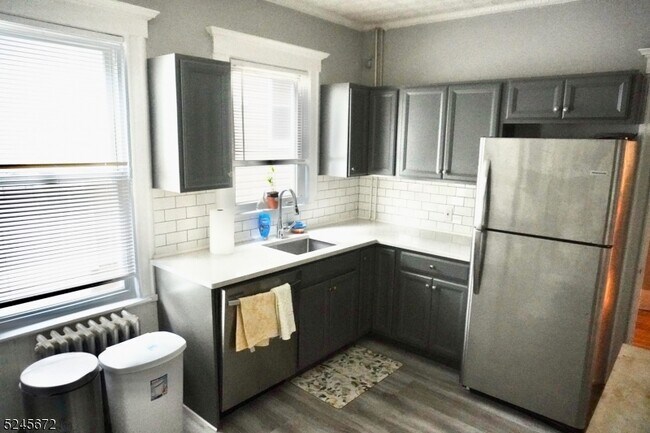 Building Photo - 477 Lincoln Pl