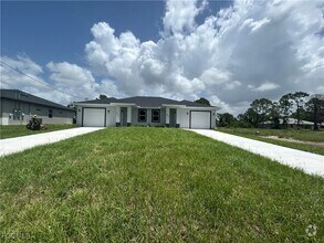 Building Photo - 873 Duplex St E