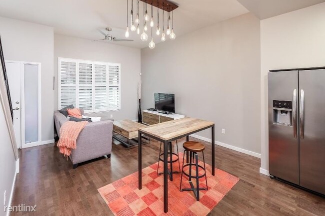 Building Photo - 2 br, 2 bath Townhome - 1325 W Sutter Walk