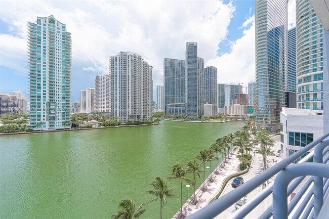 Foto del edificio - 325 S Biscayne Blvd