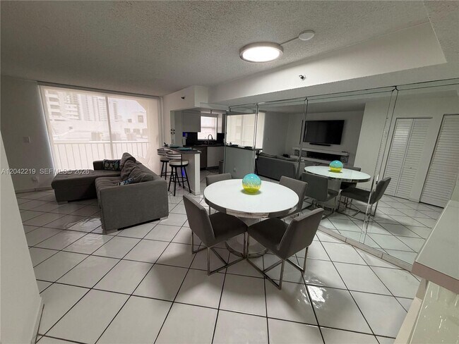 Building Photo - 2625 Collins Ave
