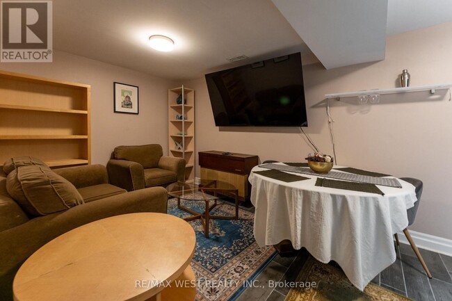 Building Photo - 180 Holborne Ave