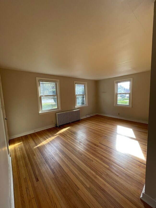 Foto del edificio - Spacious 1 Bedroom Apartment with Garage S...