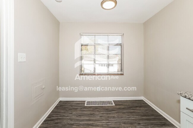 Foto del edificio - 14212 St James Ave
