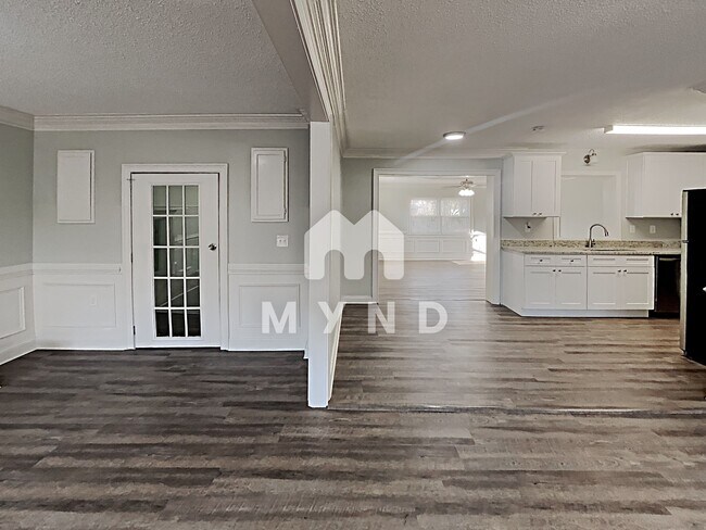 Building Photo - 585 Oak Way