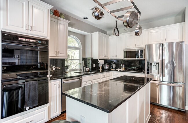 Foto del edificio - 2708 Meadow Glen Dr