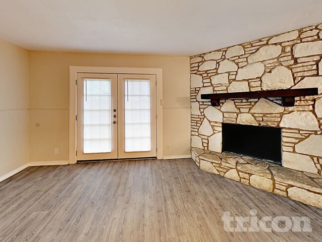 Building Photo - 827 Thornedike Dr