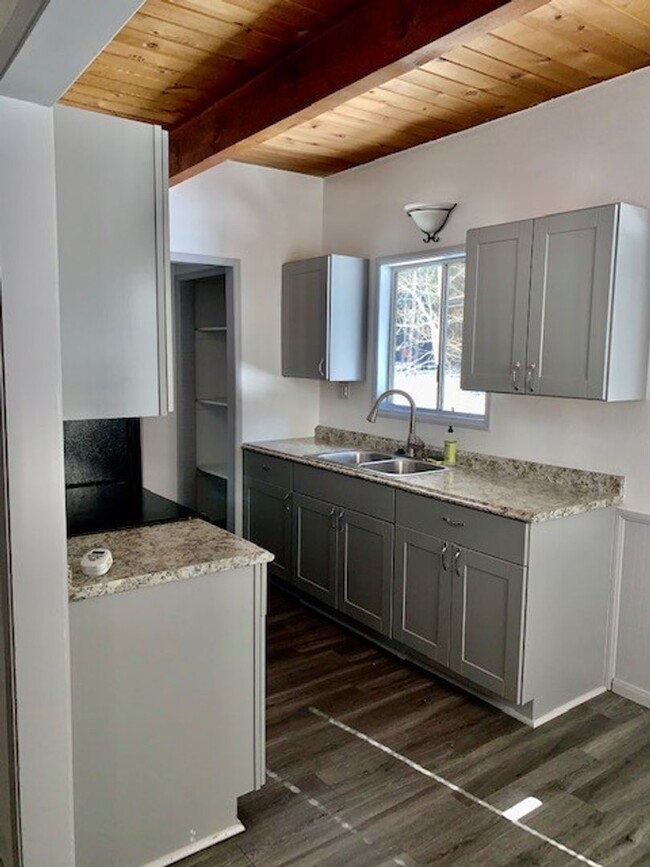 Building Photo - Modern & Bright 2-Bedroom Home in the Hear...