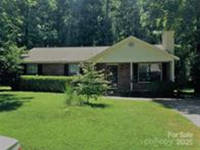 Building Photo - Great, 3-bed / 2 full bath location off th...