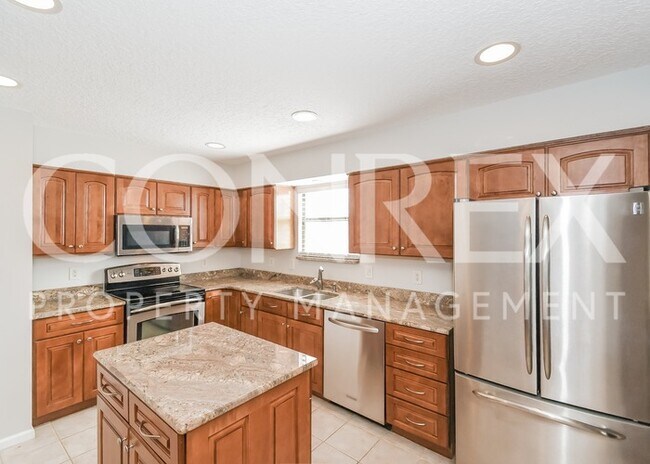 Foto del edificio - Charming Three Bedroom Now Available