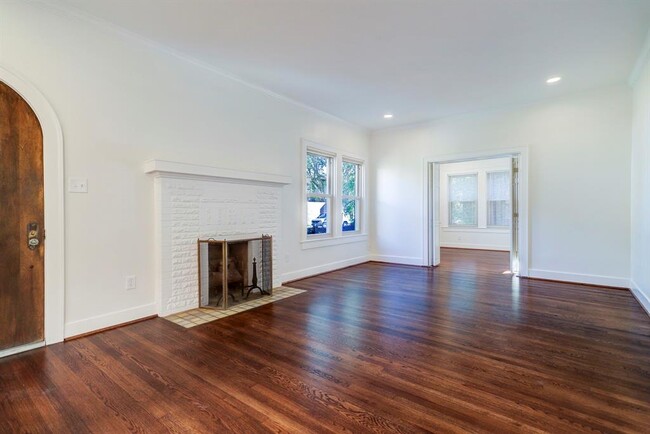 Building Photo - 2114 Westgate Dr