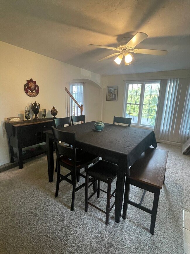 Building Photo - Reduced Rent! 10% Off 1st Month's Rent for...