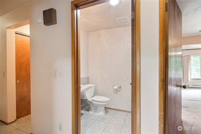 Guest Bathroom - 3527 Shattuck Ave S